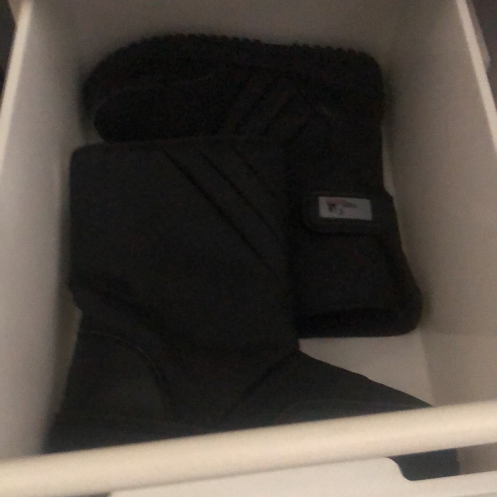 Snow boots. @Mm’sRoomSmWhtDrwr - Picture 8 of 8